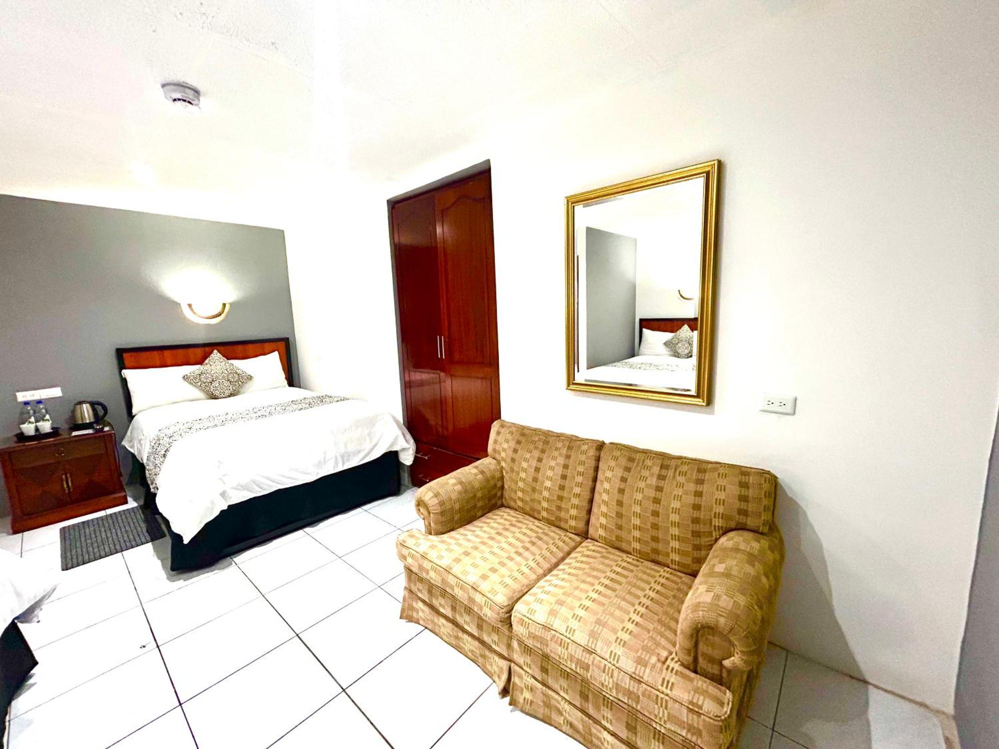 Accel Hotel La Quinta Ibarra Exteriör bild